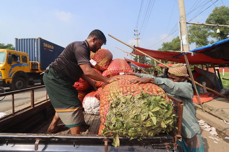 দেশের বৃহৎ শাকসবজির পাইকারি বাজার কুমিল্লার নিমসারে পিকআপে সবজি তুলছেন ব্যবসায়ীরাছবি: প্রথম আলো