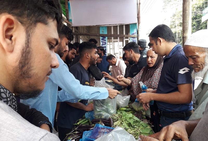 ‘বিনা লাভের বাজারে’ সবজি কিনতে ক্রেতাদের ভীড়। আজ সকালে মৌলভীবাজারেছবি: প্রথম আলো