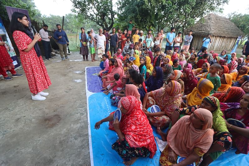 রংপুরের বদরগঞ্জ উপজেলার কামারপাড়ায় গ্রামীণ ফোন-প্রথম আলো ইন্টারনেট দুনিয়া সবার শীর্ষক উঠান বৈঠকে উপস্থিত ছিলেন স্বাস্থ্য বিষয়ক সচেতনামূলক ভিডিও নির্মাতা চিকিৎসক তাসনীম জারা। আজ মঙ্গলবার দুপুরেছবি: প্রথম আলো