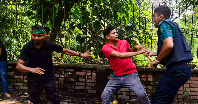 সরকারি চাকরিতে প্রবেশের বয়সসীমা ৩৫ বছর করার দাবিতে আন্দোলনকারীদের লাঠিপেটা করে ছত্রভঙ্গ করে দিয়েছে পুলিশ। আজ বুধবার শিক্ষা ভবনের কাছে