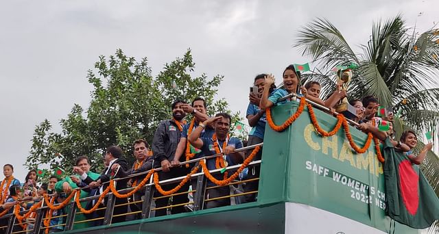২০২২ সালের সাফজয়ী নারী ফুটবল দলের খেলোয়াড়েরা দেশে ফিরলে ছাদখোলা বাসে তাঁদের এই শোভাযাত্রা হয় সে বছর ২১ সেপ্টেম্বর