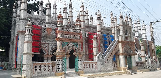 চীনামাটির রঙিন উজ্জ্বল পাথরের টুকরা দিয়ে চিনির দানার মতো নিখুঁত কাজ করার জন্য মসজিদটি চিনি মসজিদ নামে পরিচিত
