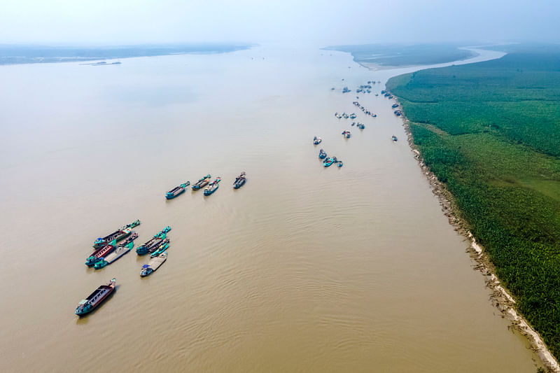 সবুজের বুক চিড়ে বয়ে চলেছে পদ্মা নদী। নদীতে ভাসছে বিভিন্ন নৌযান