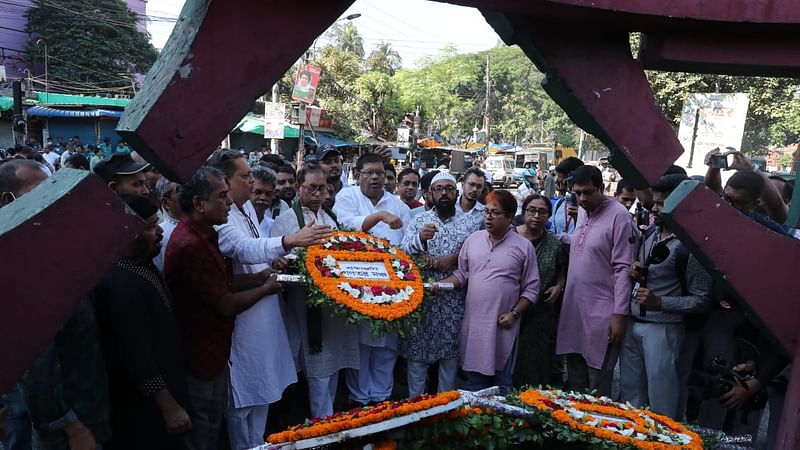 শহীদ নূর হোসেন চত্বরে ফুল দিয়ে শ্রদ্ধা জানায় গণতন্ত্র মঞ্চ। জিরো পয়েন্ট, গুলিস্তান, ঢাকা, ১০ নভেম্বর।