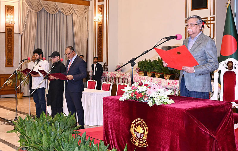 রাষ্ট্রপতি মো. সাহাবুদ্দিন নতুন তিন উপদেষ্টা সেখ বশির উদ্দিন, মোস্তফা সরয়ার ফারুকী ও মাহফুজ আলমকে শপথ পাঠ করান। গতকাল রোববার সন্ধ্যায় বঙ্গভবনের দরবার হলে