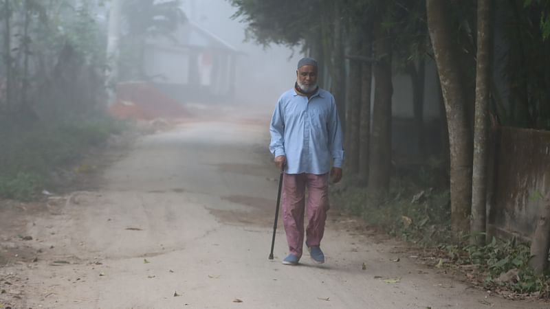 কুয়াশাঘেরা সকালে হাঁটতে বেরিয়েছেন বয়সে প্রবীণ এই ব্যক্তি