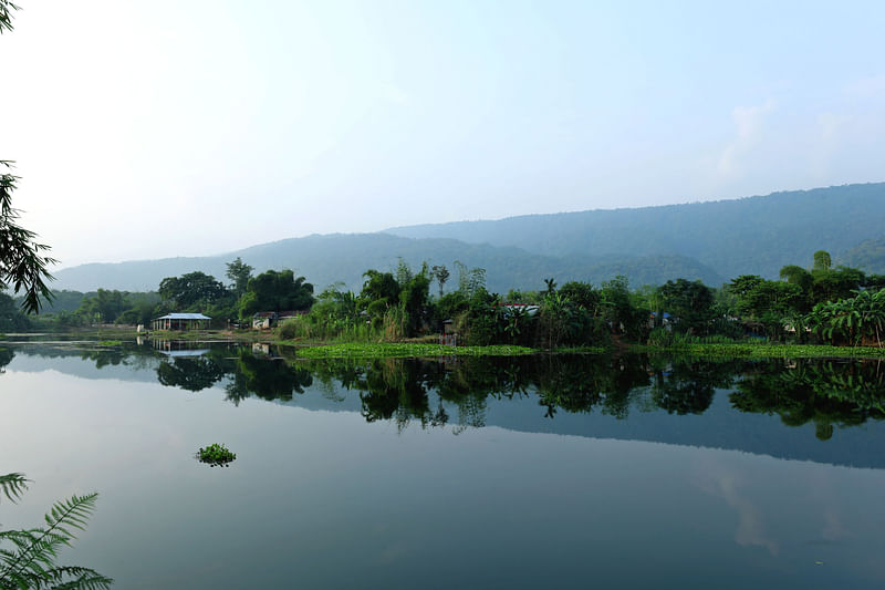 ওপারে মেঘালয় পাহাড়, এপারে মাঝেরগাঁও গ্রাম 