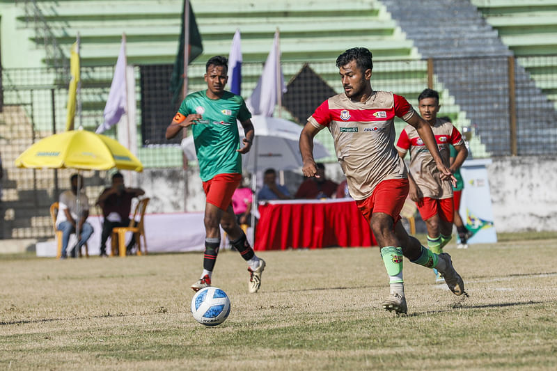 বল নিয়ে দৌড়াচ্ছেন চিটাগং ইনডিপেনডেন্ট ইউনিভার্সিটির এক খেলোয়াড় 