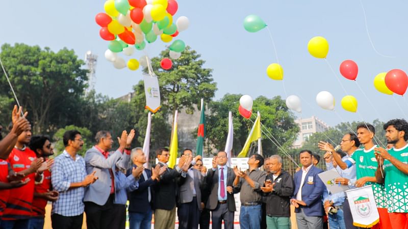 বেলুন উড়িয়ে খুলনা পর্বের খেলা উদ্বোধন করছেন অতিথিরা