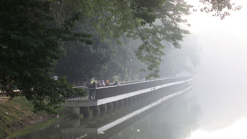 কুয়াশার চাদরে মোড়া রমনা পার্কে এসেছে মানুষ।