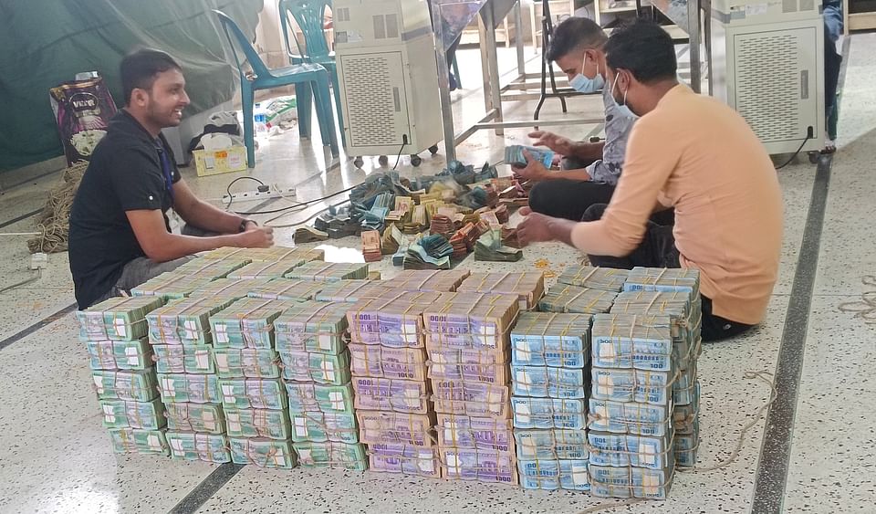 টাকা গণনা করে বান্ডিলগুলো সাজিয়ে রাখা হয়েছে। শনিবার দুপুরে কিশোরগঞ্জ জেলা শহরের পাগলা মসজিদে