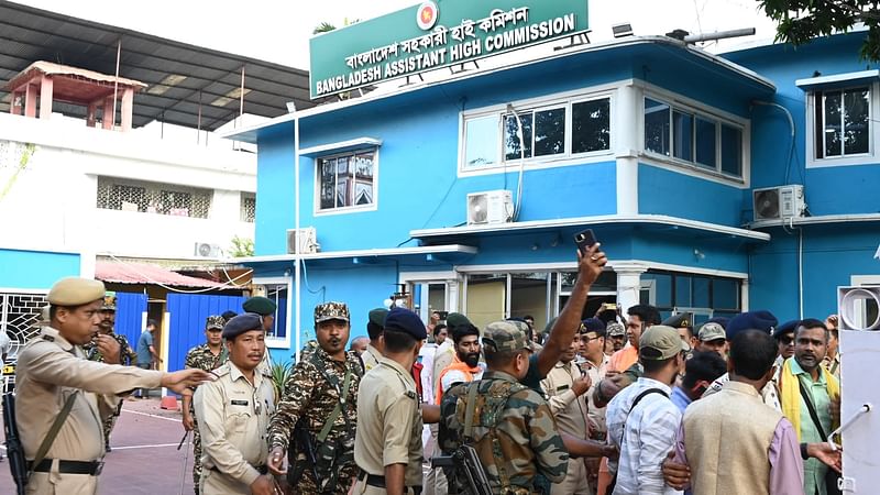 ভারতের ত্রিপুরার আগরতলায় বাংলাদেশ সহকারী হাইকমিশন প্রাঙ্গণে সোমবার বিক্ষোভ করেন হিন্দু সংঘর্ষ সমিতির সমর্থকেরা ছবি: সংগৃহীত