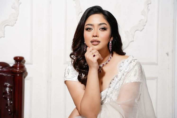 খুলে রাখা চুলে অত্যন্ত মোহনীয় লাগছেন ভাবনা