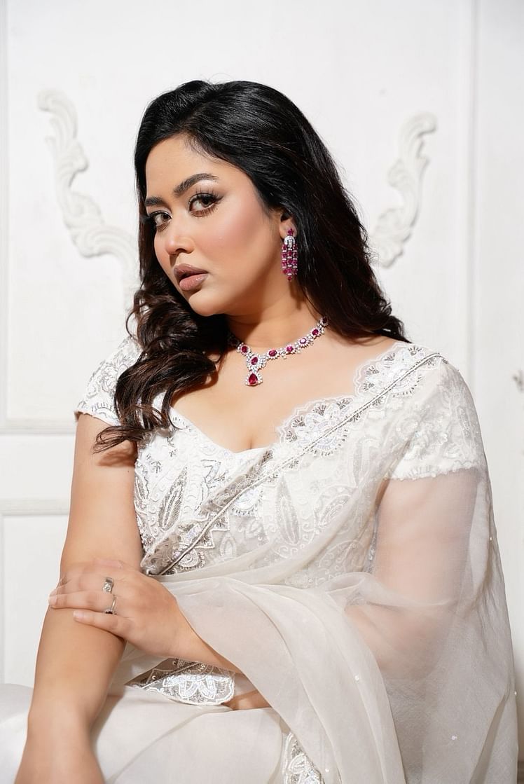 সাদা জর্জেটের শাড়িতে শ্বেতশুভ্র লুকে আশনা হাবিব ভাবনা