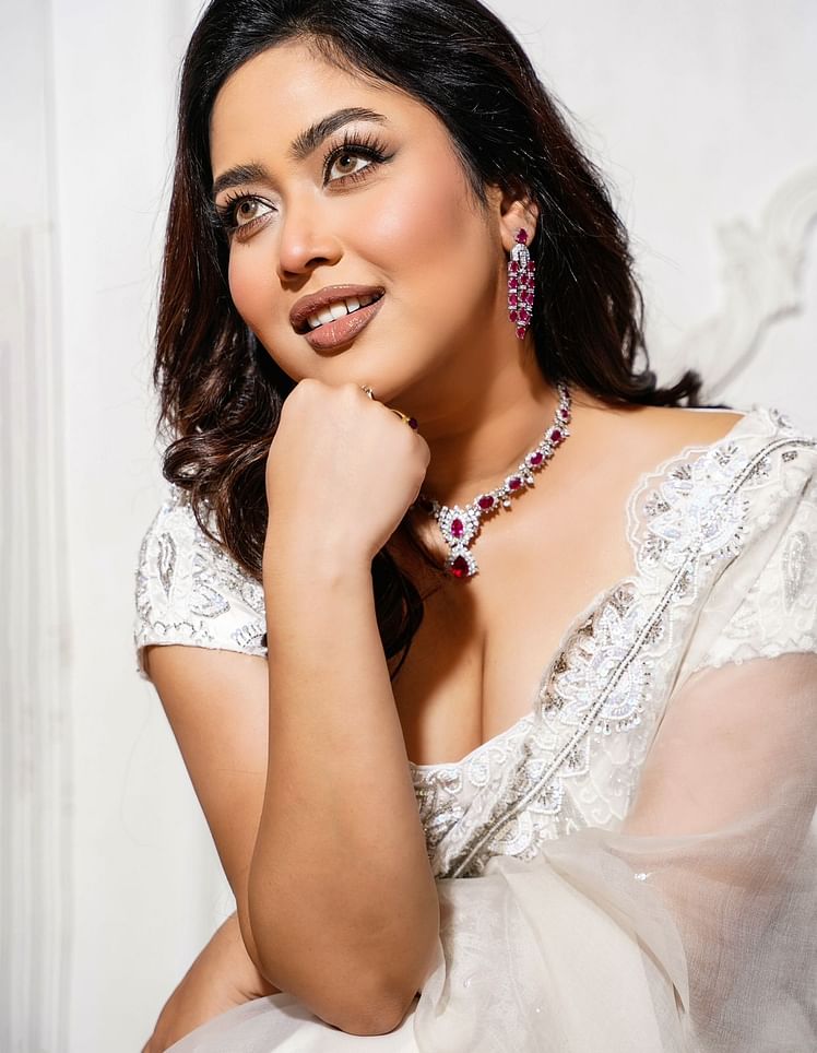 ঘন এক্সটেন্ডেড আইল্যাশ আর সেমি স্মোকি আই মেকআপ দারুণ মানিয়েছে এই লুকের সঙ্গে