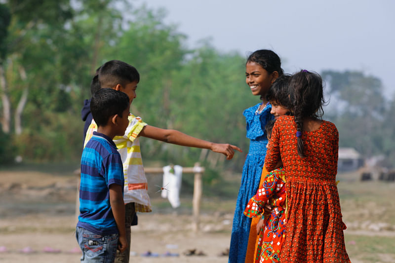 খেলা শুরুর আগে শিশুদের মধ্যে দল ভাগাভাগি চলছে 