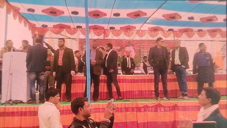বাগেরহাটের কচুয়া উপজেলার গোয়ালমাঠ রসিকলাল মাধ্যমিক বিদ্যালয় মাঠে ১৪৪ ধারার মধ্যেই আসেন বিএনপির নেতারা। মঙ্গলবার দুপুরে
