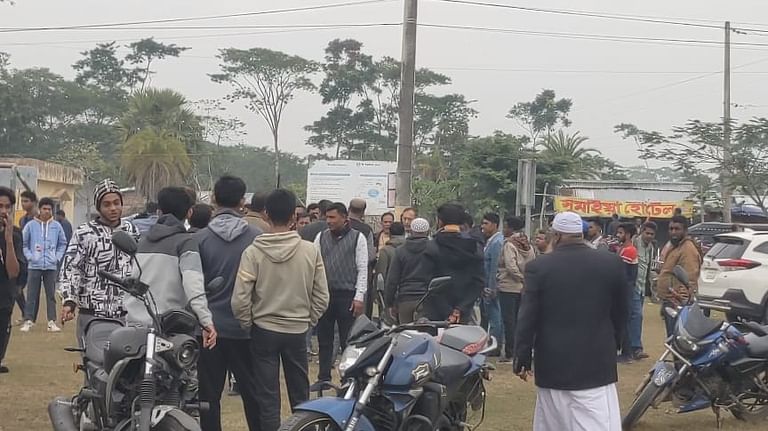 ১৪৪ ধারার মধ্যেই বাগেরহাটের কচুয়া উপৃজেলার গোয়ালমাঠ রসিকলাল মাধ্যমিক বিদ্যালয় মাঠে আসেন বিএনপির নেতা–কর্মীরা। মঙ্গলবার দুপুরে
