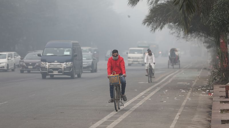 কুয়াশামাখা ভোরে জবুথবু হয়ে পথচলা