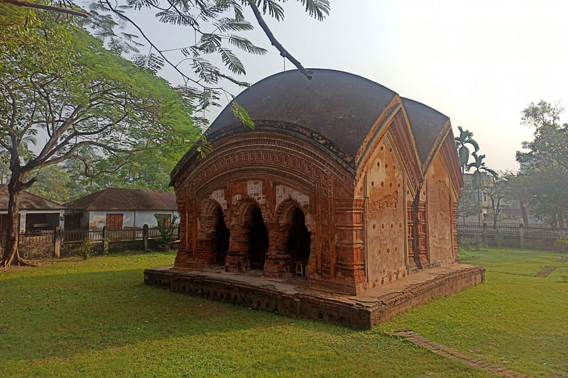 জোড়বাংলা মন্দিরটি দেখতে জোড়া বাংলো ঘরের মতো