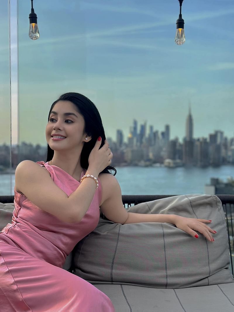 গোলাপি ড্রেসে মোহনীয় লাগছেন তিনি