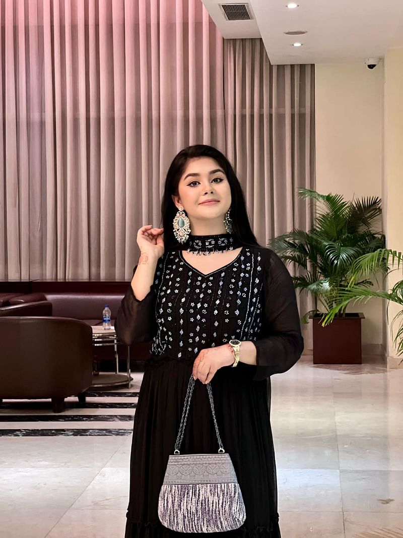 কালো কামিজের জমকালো লুকে দেখা যাচ্ছে তাঁকে