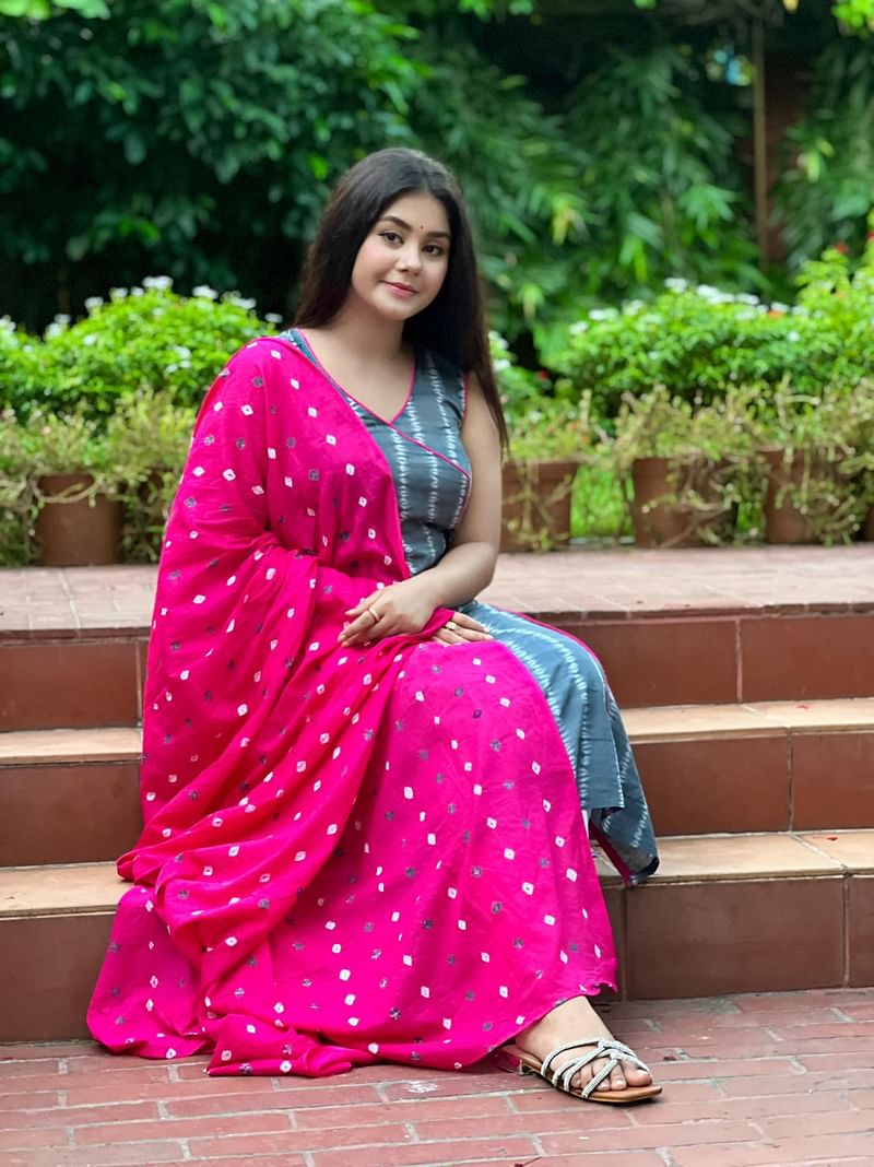 শিবুরি ডাই করা ধূসর স্লিভলেস কামিজের সঙ্গে হটপিংক ওড়নায় রোজা।