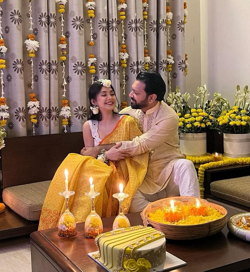 এই ছবিটি এখন সবার আলোচনার তুঙ্গে। হলুদ শাড়ির সঙ্গে সাদা স্লিভলেস ব্লাউজের লুকে আর হালকা ফুলের গয়নায় খুব মিষ্টি লাগছে তাঁকে। এখন বাকি গল্পটুকু জানার অপেক্ষা