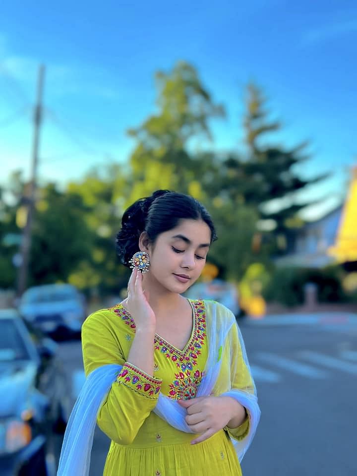 এখানে তিনি আবার পরেছেন নিয়ন সবুজ কানিজ আর আকাশি ফিনফিনে ওড়না