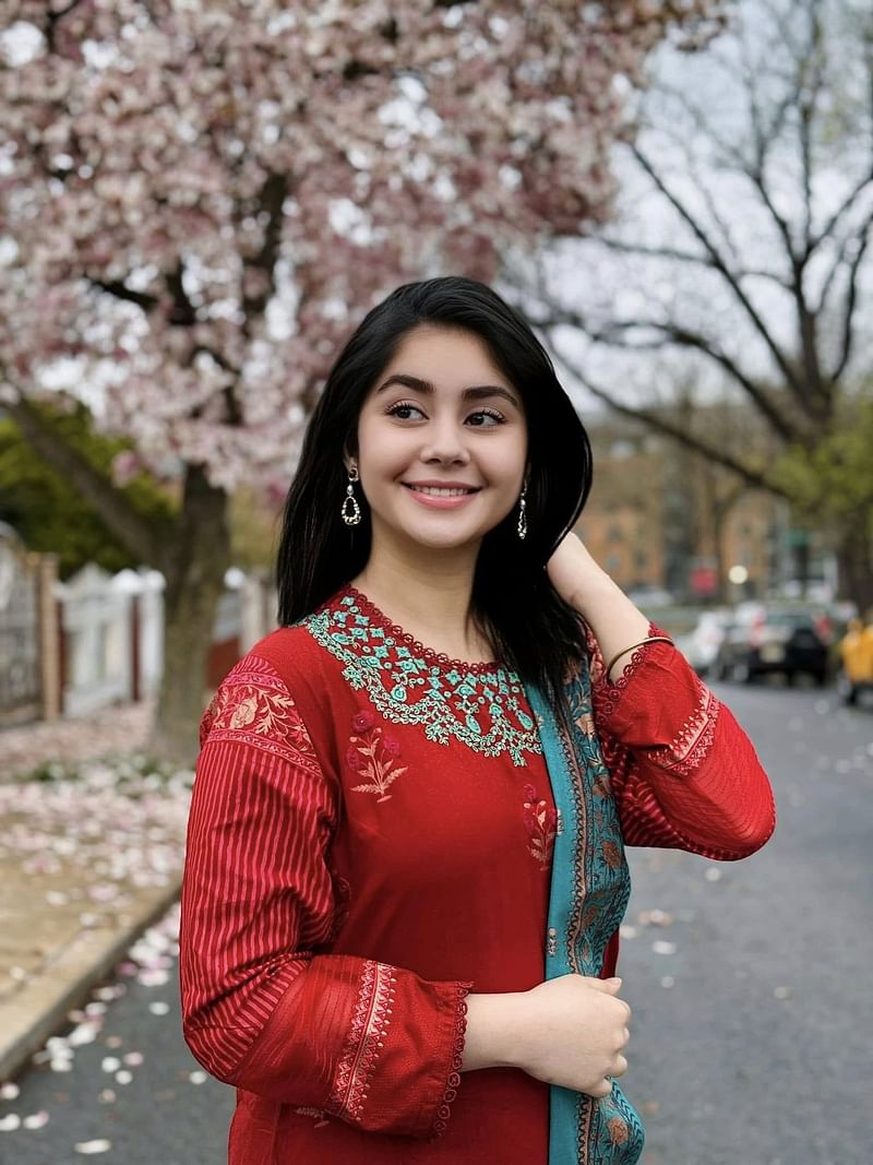 ফিরোজা কাজ করা লাল সালওয়ার কামিজের স্নিগ্ধ লুকে রোজা