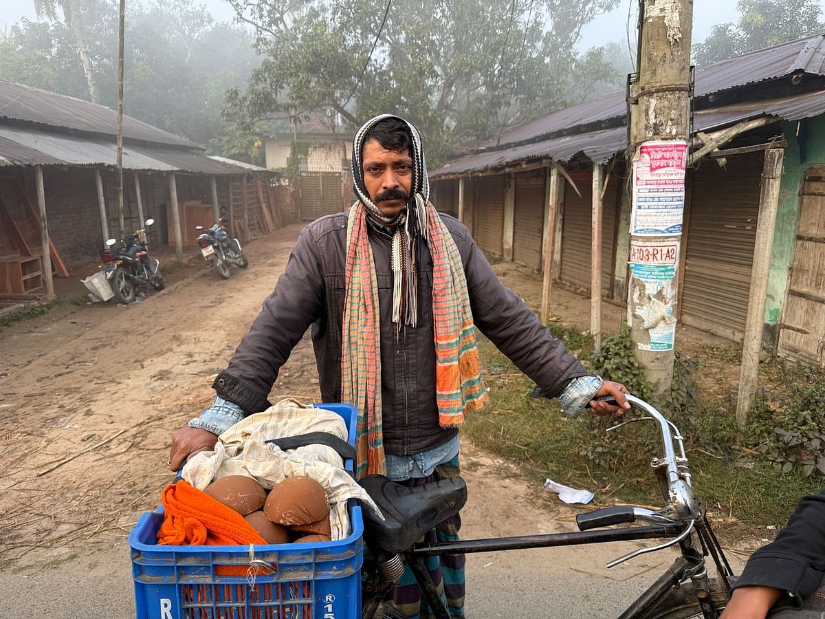 গুড়ের এই হাটটি ভ্রাম্যমাণ 