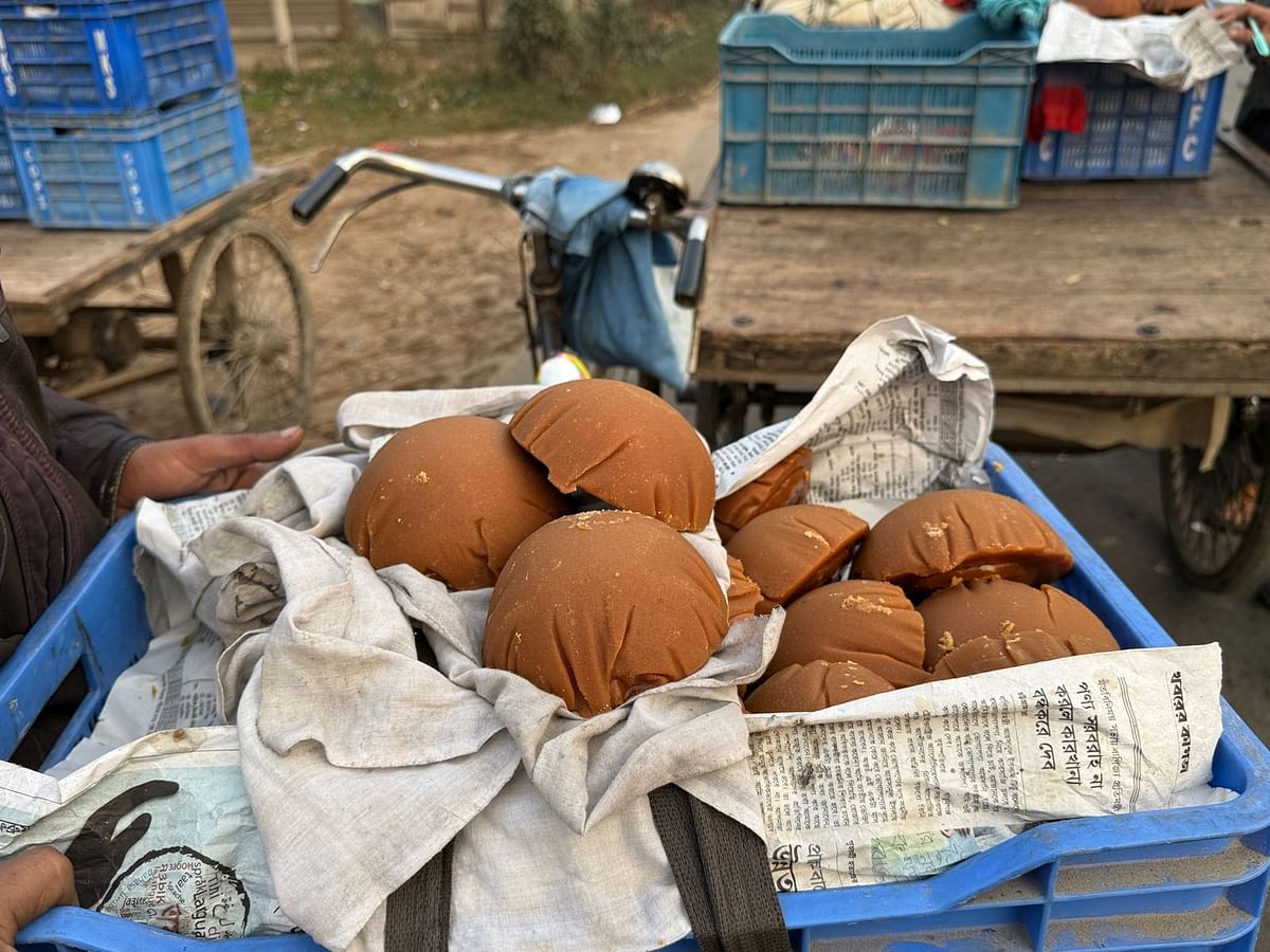 সাইকেল বা ভ্যানে করে গুড় নিয়ে হাটে হাজির হন উৎপাদনকারীরা 