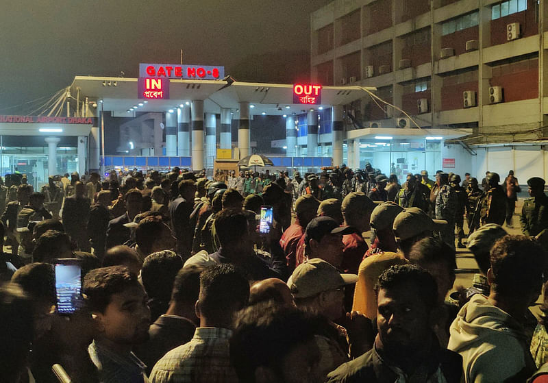 বিএনপির চেয়ারপারসন খালেদা জিয়াকে বিদায় জানাতে বিমানবন্দরে জড়ো হয়েছেন হাজারো নেতা–কর্মী। আজ মঙ্গলবার রাতে