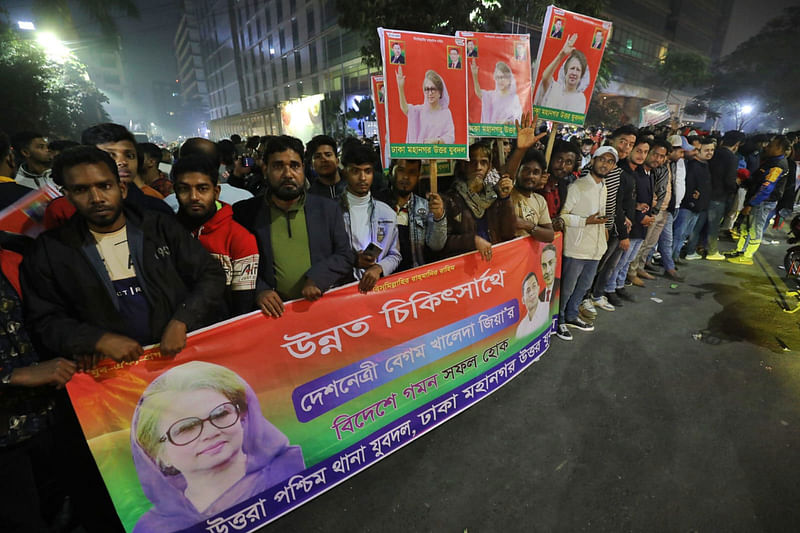 খালেদা জিয়াকে বিদায় জানাতে গুলশান থেকে বিমানবন্দর পর্যন্ত সড়কের পাশে ব্যানার–ফেস্টুন নিয়ে অবস্থান নেন বিএনপির নেতা–কর্মীরা। মঙ্গলবার রাতে