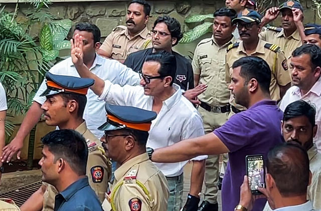 একেবারে সোজা হেঁটে বাড়িতে ঢুকলেন অভিনেতা। হাসিমুখে হাত নাড়লেন আলোকচিত্রীদের উদ্দেশে। এএনআই