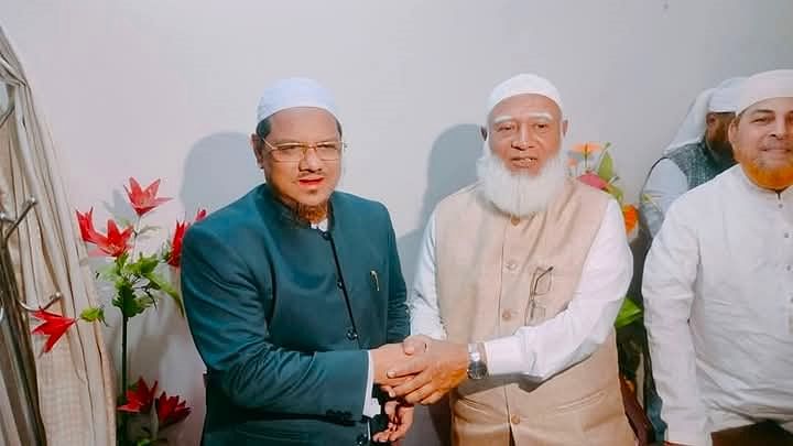 বরিশালে চরমোনাই দরবারে মুফতি সৈয়দ মুহাম্মাদ রেজাউল করীমের সঙ্গে সাক্ষাৎ করেন জামায়াতের আমির শফিকুর রহমান। গত মঙ্গলবার দুপুরে
