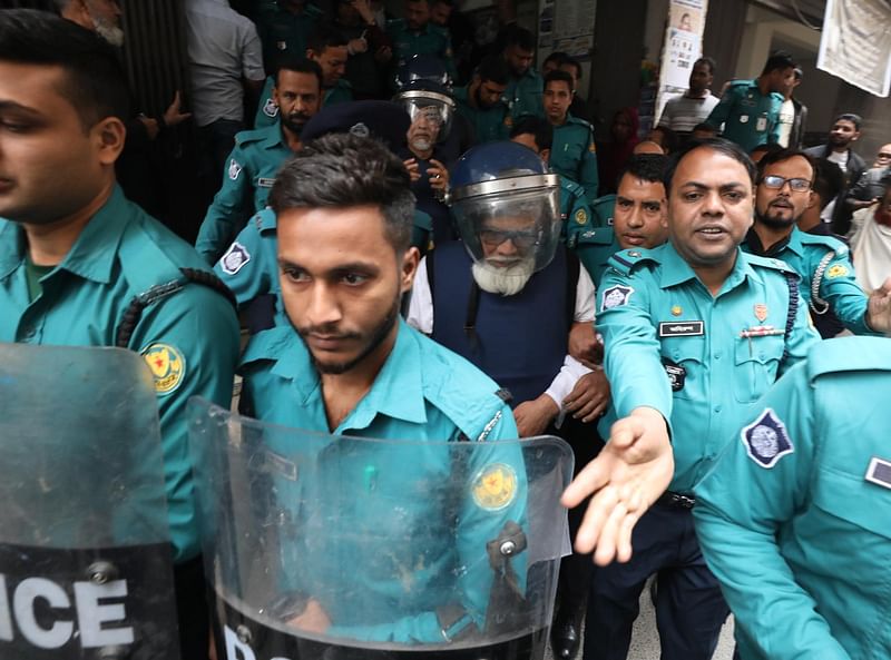 সাবেক প্রধানমন্ত্রী শেখ হাসিনার উপদেষ্টা সালমান এফ রহমানকে আজ বুধবার আদালতে হাজির করা হয়। সিএমএম আদালত প্রাঙ্গণ, ঢাকা, ২৯ জানুয়ারি