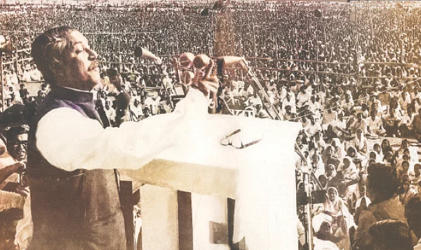 ১৯৭১ সালের ৭ মার্চ রেসকোর্স ময়দানে ভাষণ দিচ্ছেন বঙ্গবন্ধু শেখ মুজিবুর রহমান