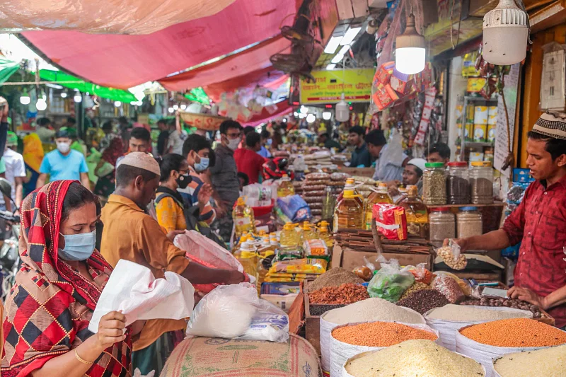 রাজধানীর কারওয়ান বাজারে চলছে বেচাবিক্রি  