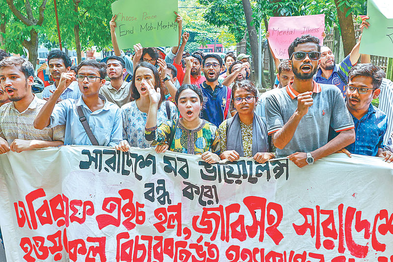 ঢাকা বিশ্ববিদ্যালয়, জাহাঙ্গীরনগর বিশ্ববিদ্যালয়সহ সারা দেশে বিচারবহির্ভূত হত্যাকাণ্ড বন্ধ ও বিচারের দাবিতে বিক্ষোভ মিছিল করেন নিপীড়নবিরোধী শিক্ষার্থীরা। গতকাল দুপুরে ঢাকা বিশ্ববিদ্যালয় ক্যাম্পাসে
