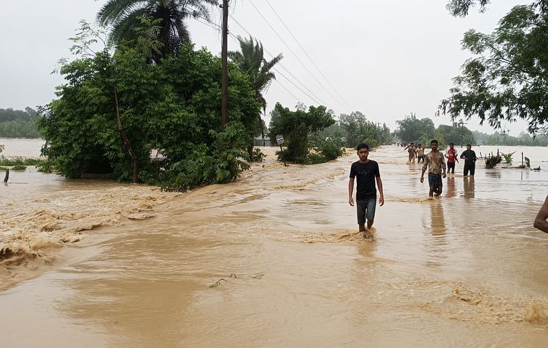 শেরপু‌রের না‌লিতাবাড়ী‌তে টানা বর্ষণ ও পাহা‌ড়ি ঢ‌লের পা‌নি‌তে না‌লিতাবাড়ী-নাকুগাঁও স্থলবন্দর দু্ই লেন সড়‌কের ওপর দি‌য়ে পা‌নি প্রবাহিত হ‌চ্ছে। গতকাল বি‌কে‌লে উপজেলার হা‌তিপাগার গ্রামে