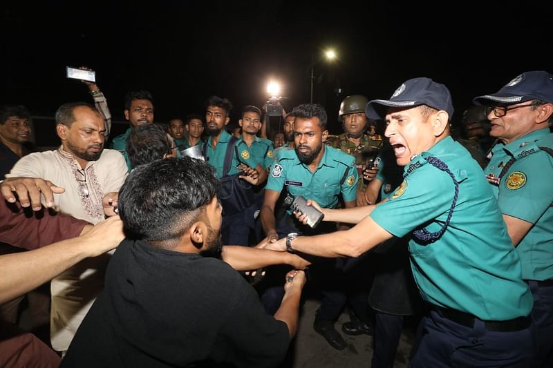 বিক্ষোভকারীরা বঙ্গভবনে ঢুকতে গেলে বাধা দেয় পুলিশ। আজ মঙ্গলবার রাতে 