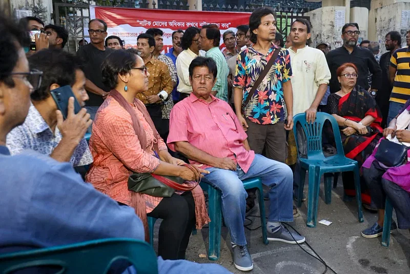 প্রদর্শনীর মাঝপথে নাটক বন্ধ করে দেওয়ার প্রতিবাদে বাংলাদেশ গ্রুপ থিয়েটার ফেডারেশন সমাবেশের ডাক দেয়। এ সমাবেশে ডিম ছুড়ে মারা হয়। কিন্তু নাট্যকর্মীরা তাঁদের কর্মসূচি চালিয়ে যান। শুক্রবার বিকেলে জাতীয় শিল্পকলা একাডেমির সামনে 