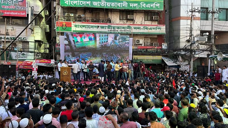 নয়াপল্টনে বিএনপির কেন্দ্রীয় কার্যালয়ের সামনে দলটির নেতা-কর্মীরা