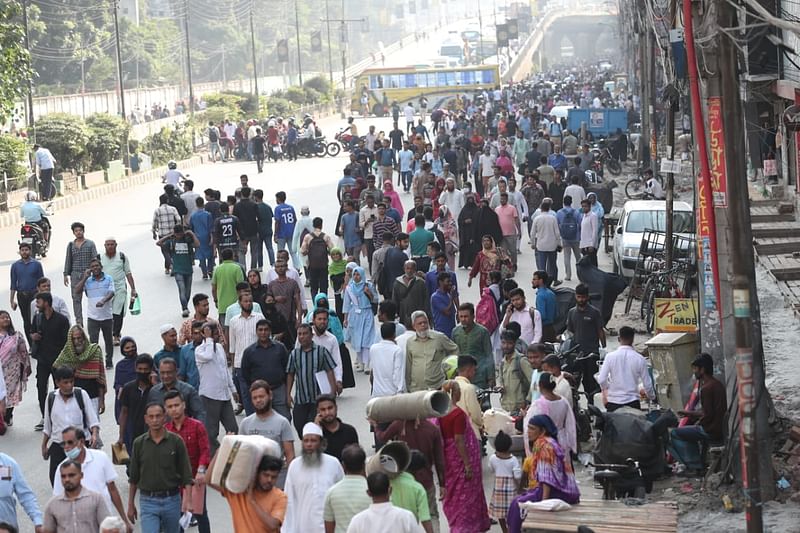 রাজধানীর সরকারি তিতুমীর কলেজকে বিশ্ববিদ্যালয়ে রূপান্তরের দাবিতে মহাখালী এলাকায় শিক্ষার্থীরা সাড়ে চার ঘণ্টা সড়ক ও রেলপথ অবরোধ করেন। এতে ভোগান্তিতে পড়েন সাধারণ মানুষ