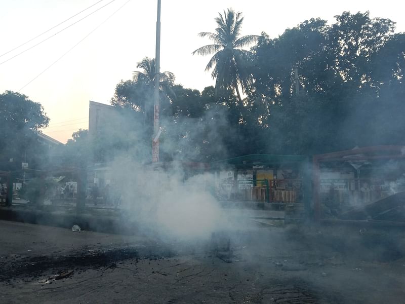 রাজধানীর সায়েন্স ল্যাব এলাকায় ঢাকা কলেজ ও সিটি কলেজের শিক্ষার্থীদের মধ্যে সংঘর্ষ থামাতে টিয়ার শেল নিক্ষেপ করে পুলিশ