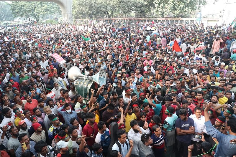 রাজধানীর জাতীয় প্রেসক্লাবের সামনের সড়কে ব্যাটারিচালিত রিকশাচালকেরা