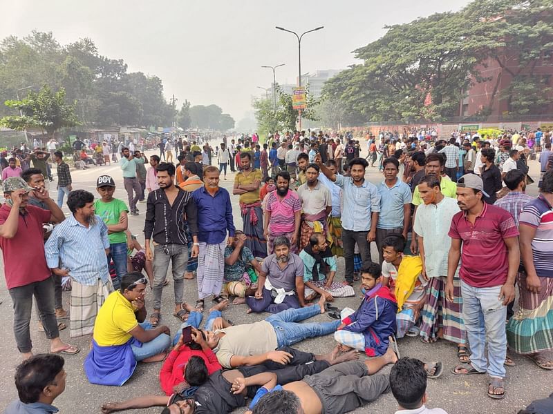 রাজধানীর আগারগাঁওয়ে সড়কে শুয়ে পড়ে বিক্ষোভ করছেন ব্যাটারিচালিত রিকশাচালকেরা। ২৫ নভেম্বর, দুপুর পৌনে ১২টায় তোলা