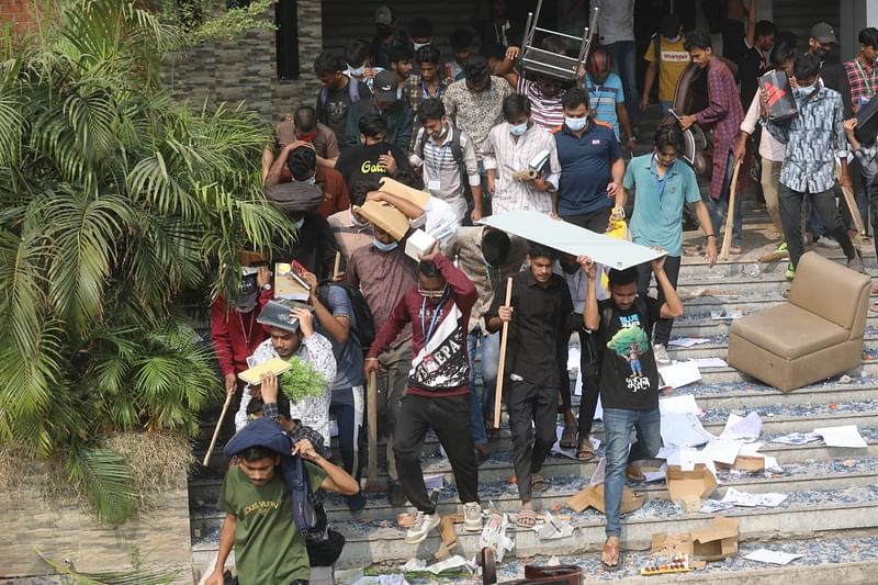 যাত্রাবাড়ীর ড. মাহবুবুর রহমান মোল্লা কলেজে হামলা চালিয়ে জিনিসপত্র নিয়ে যাওয়া হচ্ছে