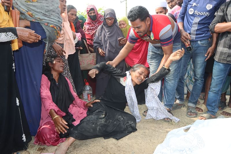 ট্রেনের ধাক্কায় নিহতদের স্বজনদের আহাজারি। আজ মঙ্গলবার ঢাকা-চট্টগ্রাম রেলপথের কালিকাপুর রেলক্রসিং এলাকায় 